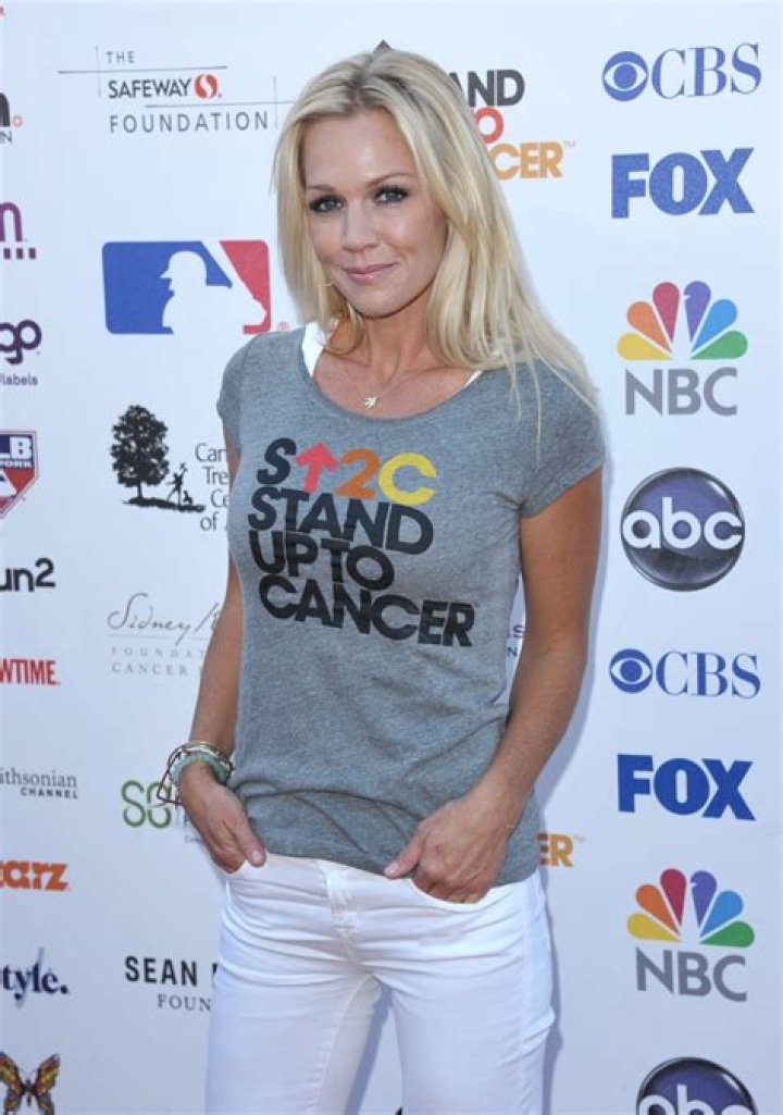 Jennie Garth Height - CelebsHeight.org
