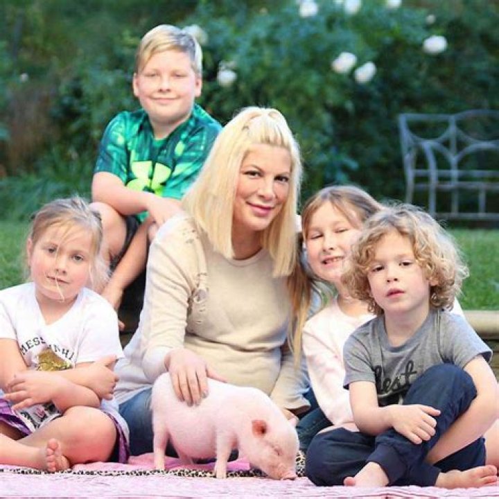 Tori Spelling with her pet chicken and pig